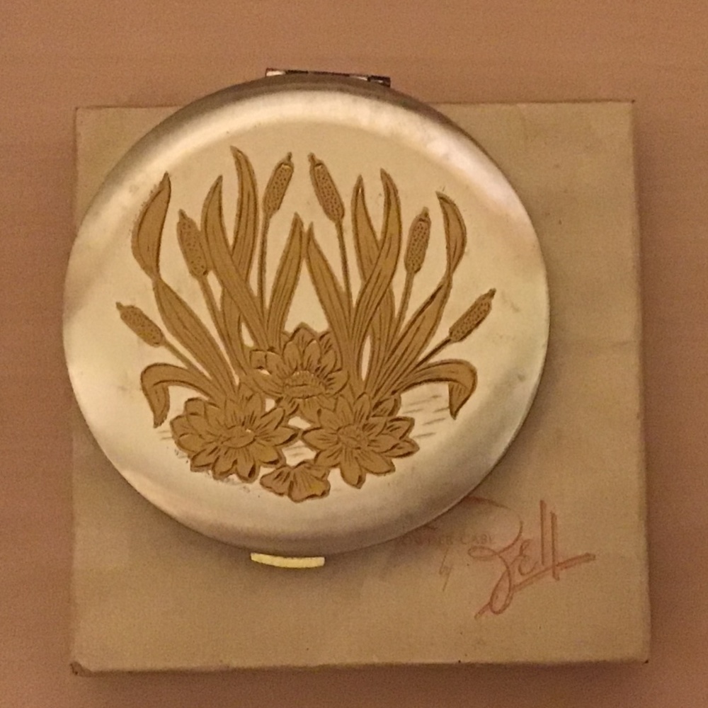 Zell Women’s Powder Compact , circa 1950 with original box made in USA